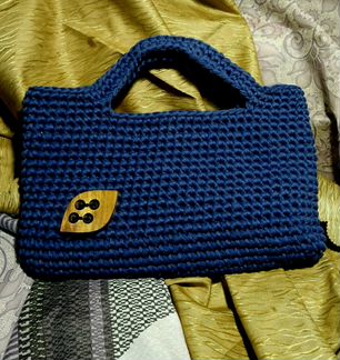 Cумка вязаная из трикотажной пряжи с декоративной