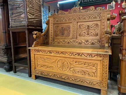 Скамья старинная с сундуком