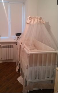Кроватка белая из бука с матрасом и комплектом бел
