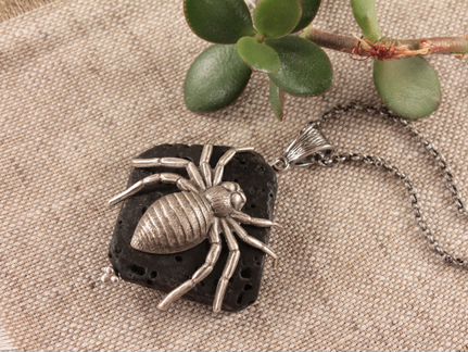 Подвеска Паук на черной лаве