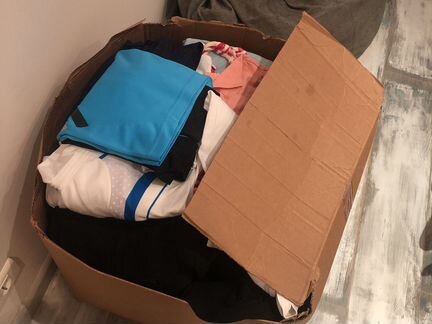 Отдаю бесплатно три коробки мужских вещей и обуви