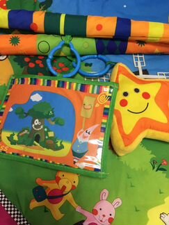 Развивающий коврик с игрушками