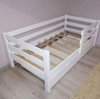 Кровать детская из дерева с матрасом