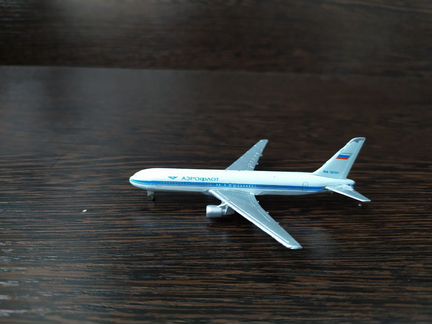 Модель самолёта боинг 767-300