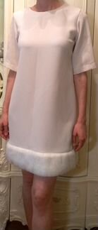 Платье с окантовкой из белого меха (бренд topshop)