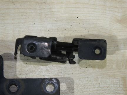 Замок капота левый на Infiniti G25;G35;G37