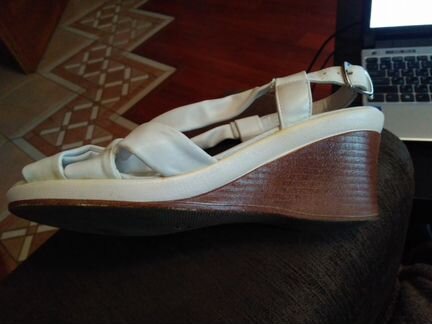 Женские босоножки