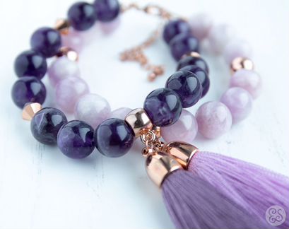 Парный браслет из аметиста и кунцита с кистями
