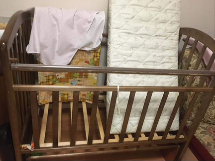 Детская кроватка с матрасом и пеленальником