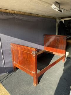 Большая ампирная кровать