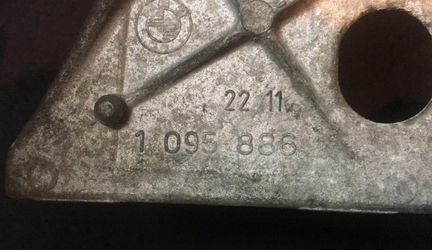 Лапа кронштейн двигателя правый M73 M73N BMW E38