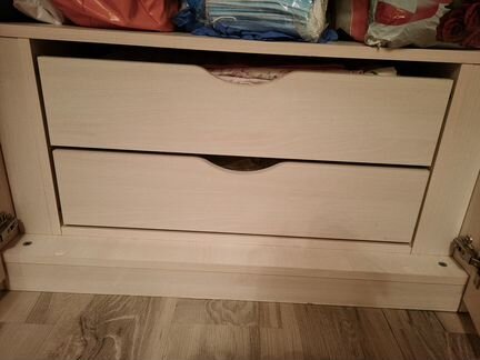 Шкаф угловой, 4-х дверный, распашной. Цвет молочны