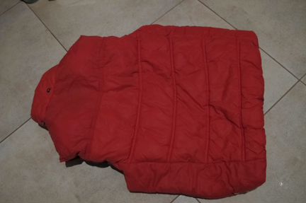 Красная теплая безрукавка ф. zara kids