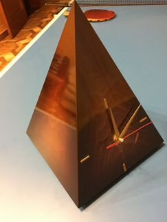 Часы-пирамида