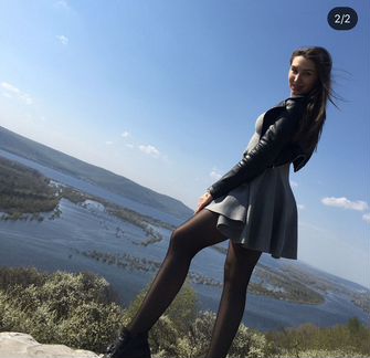 Платье серое трикотажное по фигуре