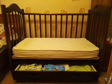Детская кроватка с продольным маятником