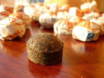 Чёрный мини шу пуэр Цзинлун с белой хризантемой50г