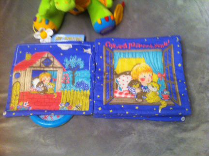 Игрушки дракоша, книги, расческа и погремушка