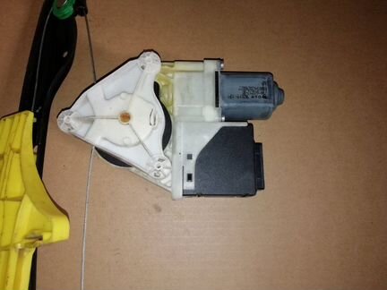 Стеклоподъемник задний левый Volkswagen Passat B6