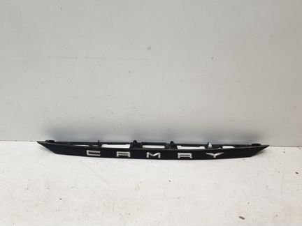 Накладка крышки багажника задняя Toyota Camry V70